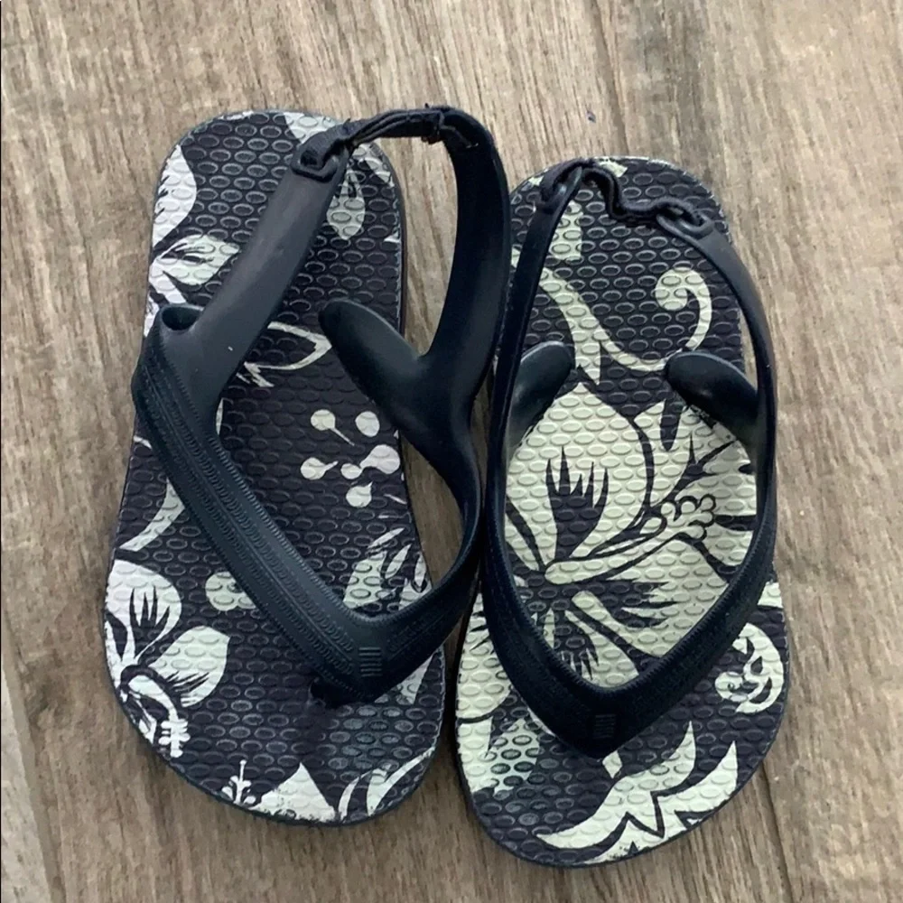 Bundle of 2 pairs Old Navy infant flip flops, sz 6